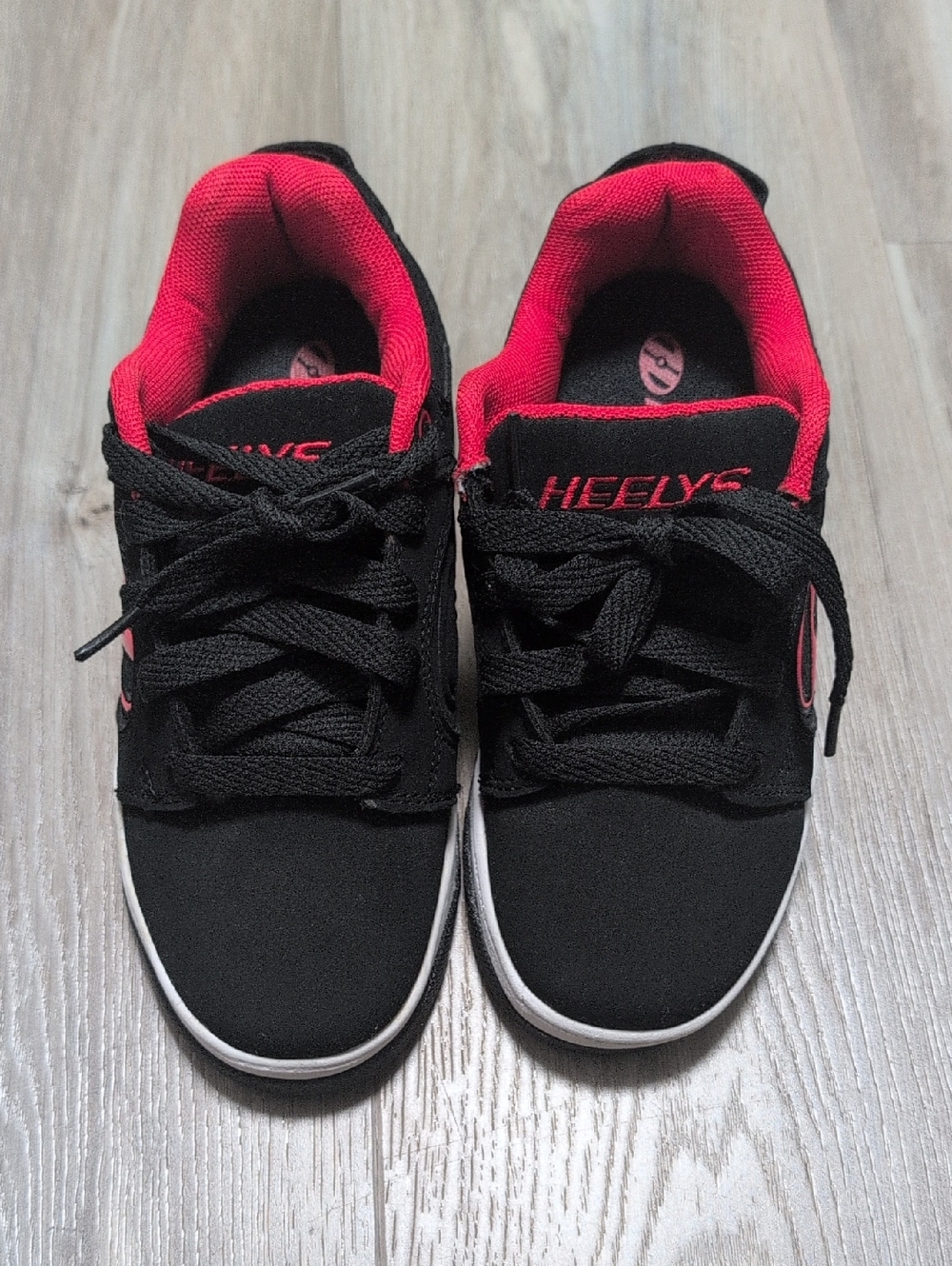 Heelys Voyager Red Black Skate Shoes  Sneakers Size 2 Youth Wheels HE100712